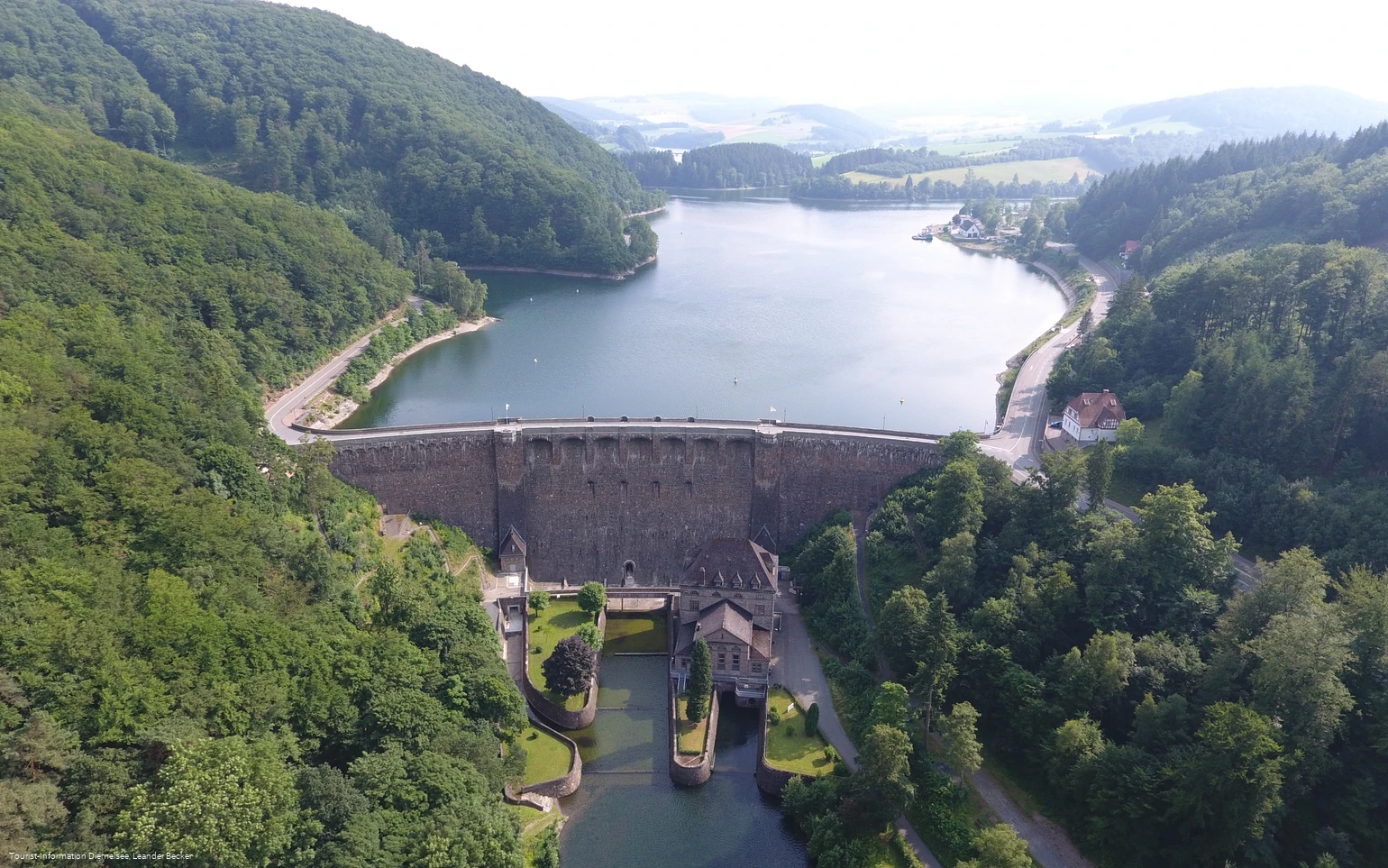 Staumauer - Leander Becker.JPG
