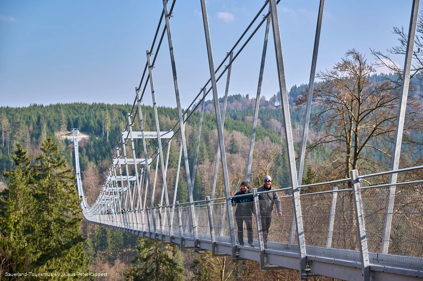 Ein Wanderpaar auf dem Skywalk im Winter