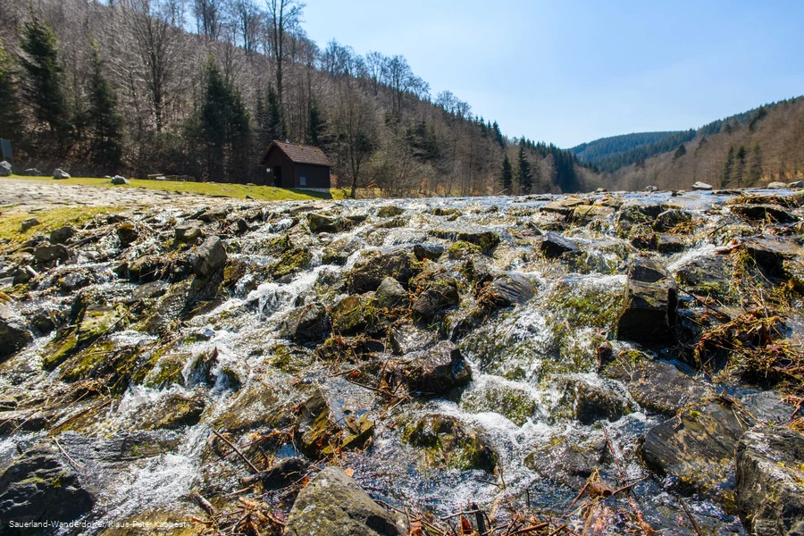 Das Wasser flie&szlig;t &uuml;ber Steine aus dem &Uuml;berlauf des Schmalahsees