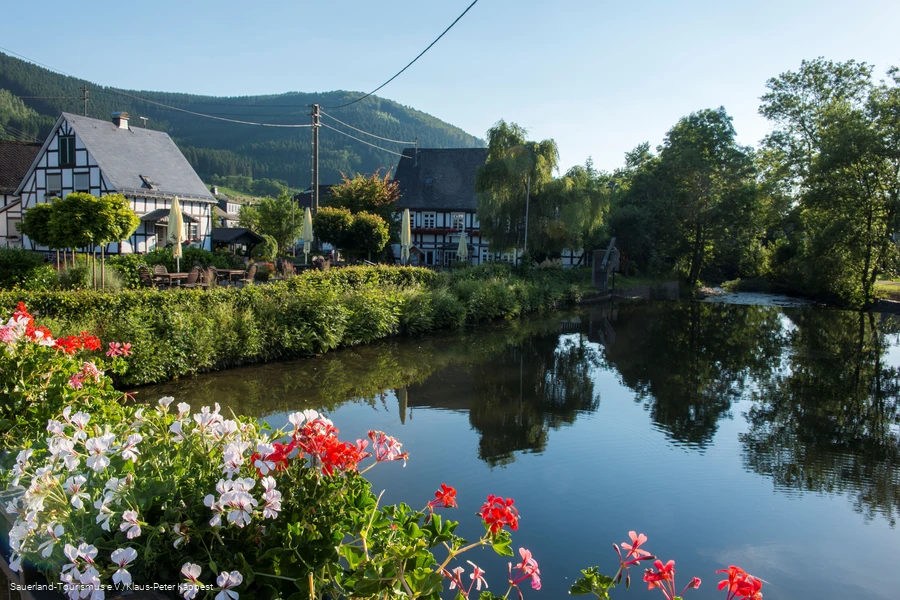 Blick über die Lenne nach Saalhausen