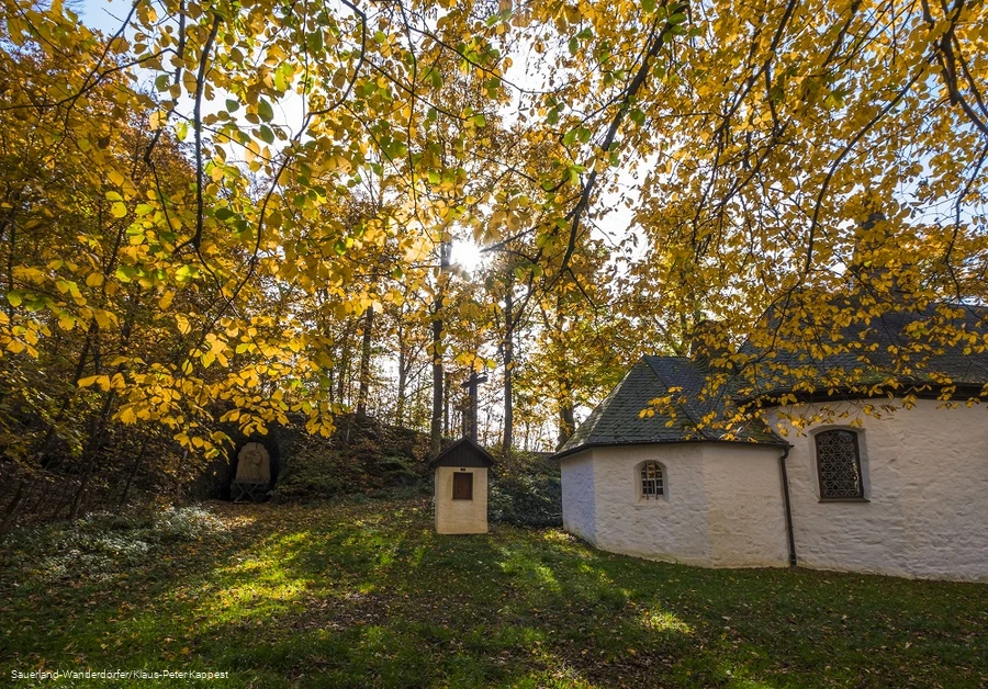 Kapelle am Wilzenberg im Herbst