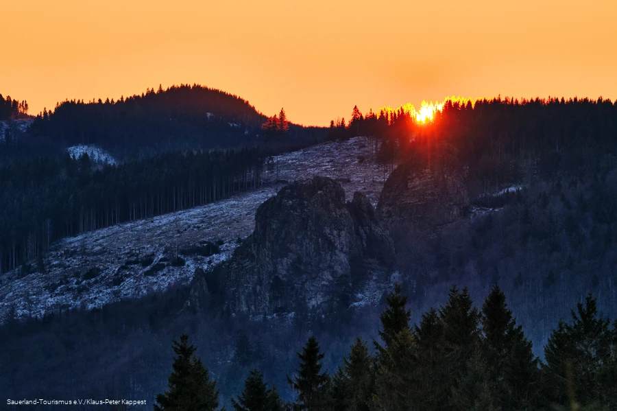 Sonnenaufgang &uuml;ber den Bruchhauser Steinen