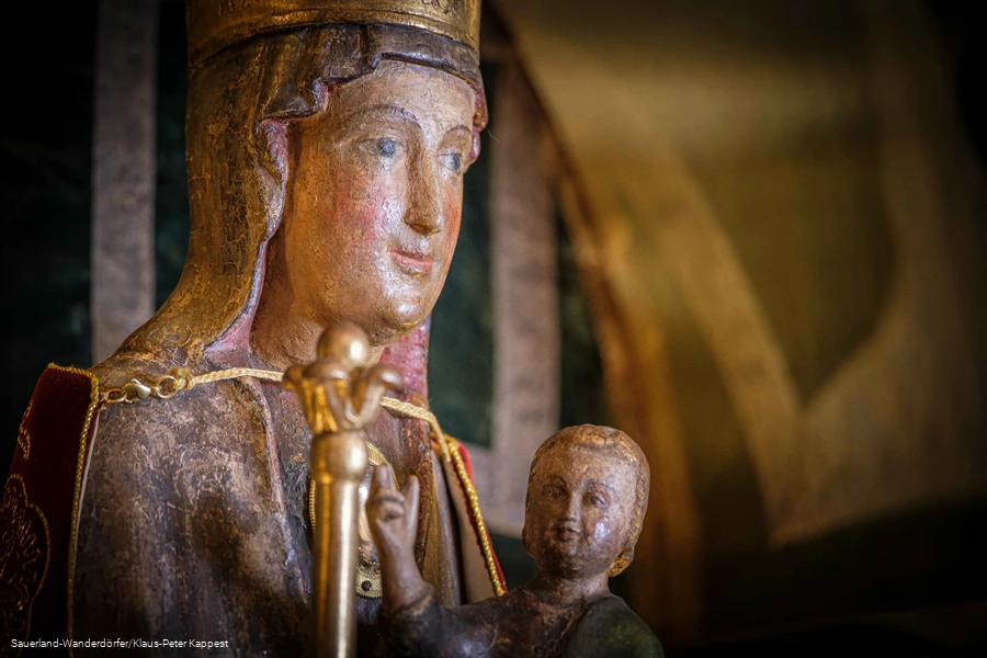 Lächende Mutter Gottes mit dem Jesuskind in der Unterkirche Hallenberg
