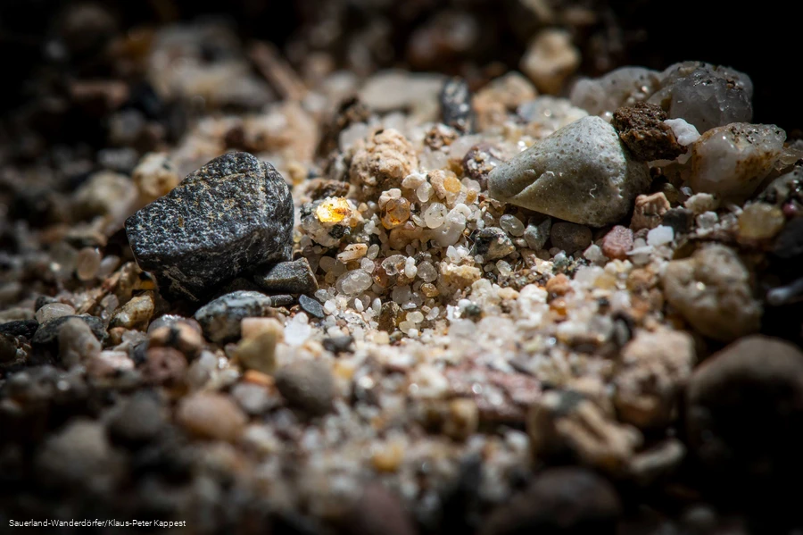 Goldfund zwischen Steinen