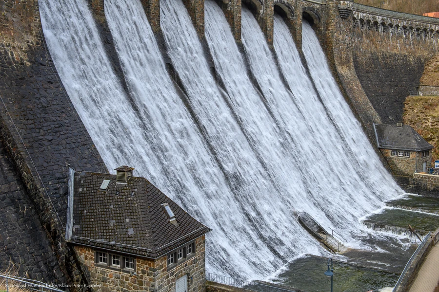 Das Wasser rauscht aus dem &Uuml;berlauf der Diemelsee Staumauer