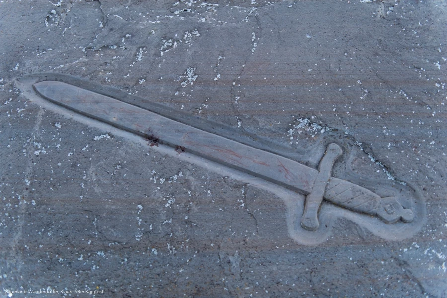 In Stein gemeisseltes Schwert am Freistuhl D&uuml;dinghausen
