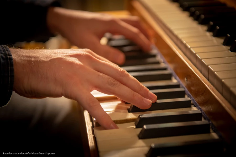 Orgelspiel auf einer der &auml;ltesten Orgeln des Sauerlandes, Kirche St. Dionysius