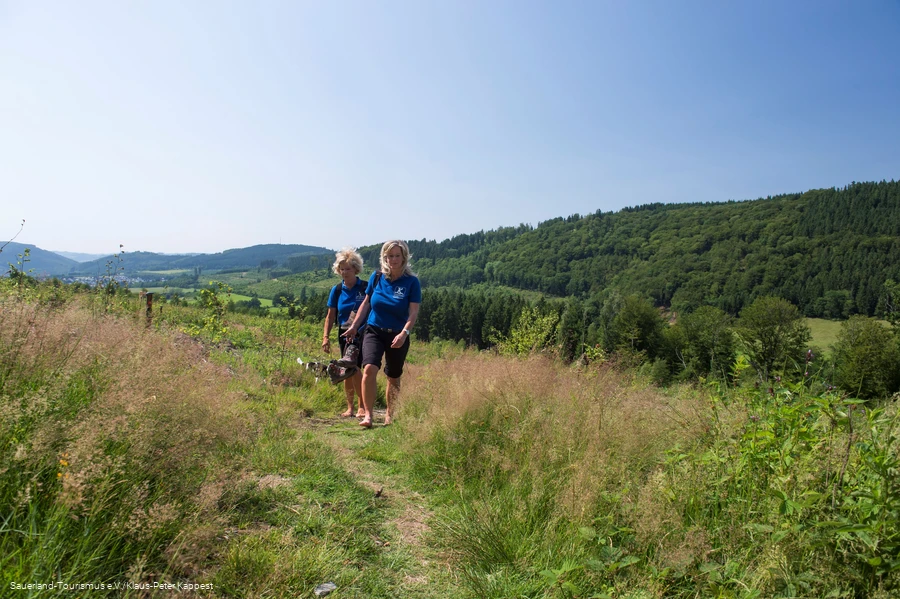 Zwei Kneippanimateurinnen auf dem Olsberger Kenippweg an einem Sommertag
