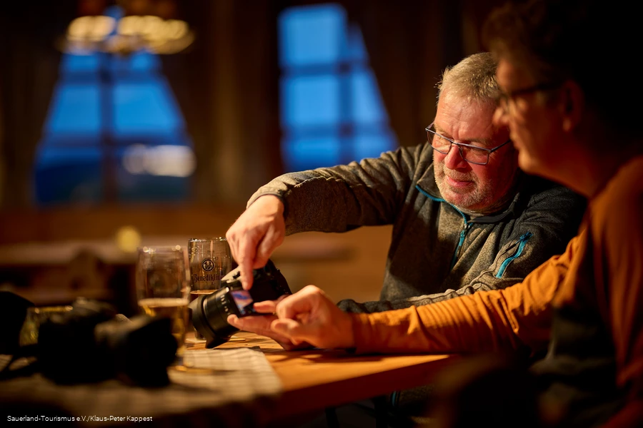 Fachgespr&auml;ch &uuml;ber Fotografie in einer urigen H&uuml;tte in Winterberg