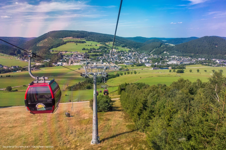 Blick aus der Ettelsbergbahn in Willingen auf die Seilbahn