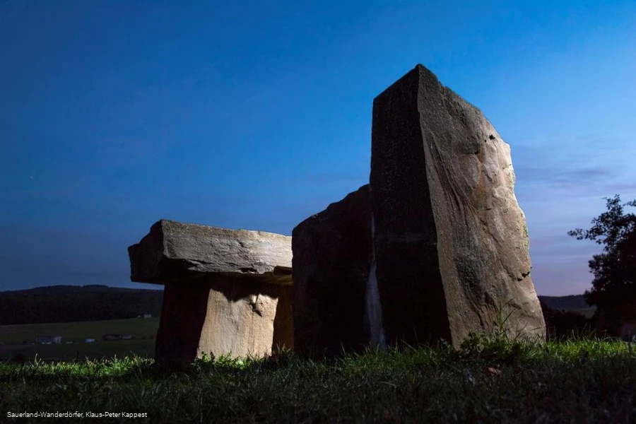 Freistuhl D&uuml;dinghausen in der Abendd&auml;mmerung