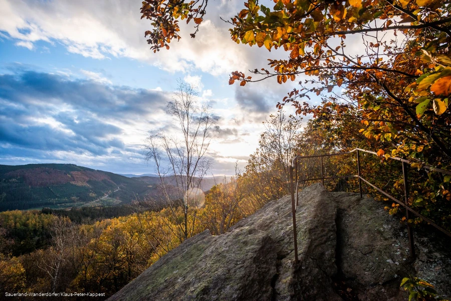 Ausblick auf das Lennetal vom Rinsleyfelsen im Herbst