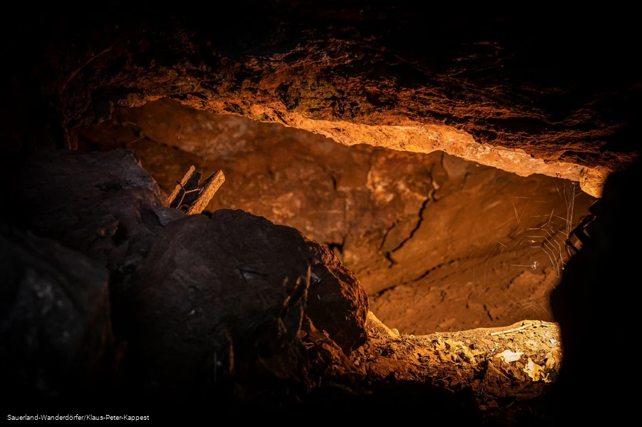 Geheimnisvoller Blick in einen Spalt
