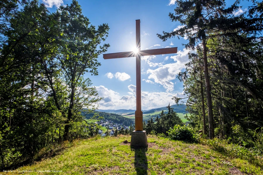 Blick vom Opolt, einem Aussichtspunkt mit einem gro&szlig;en Kreuz