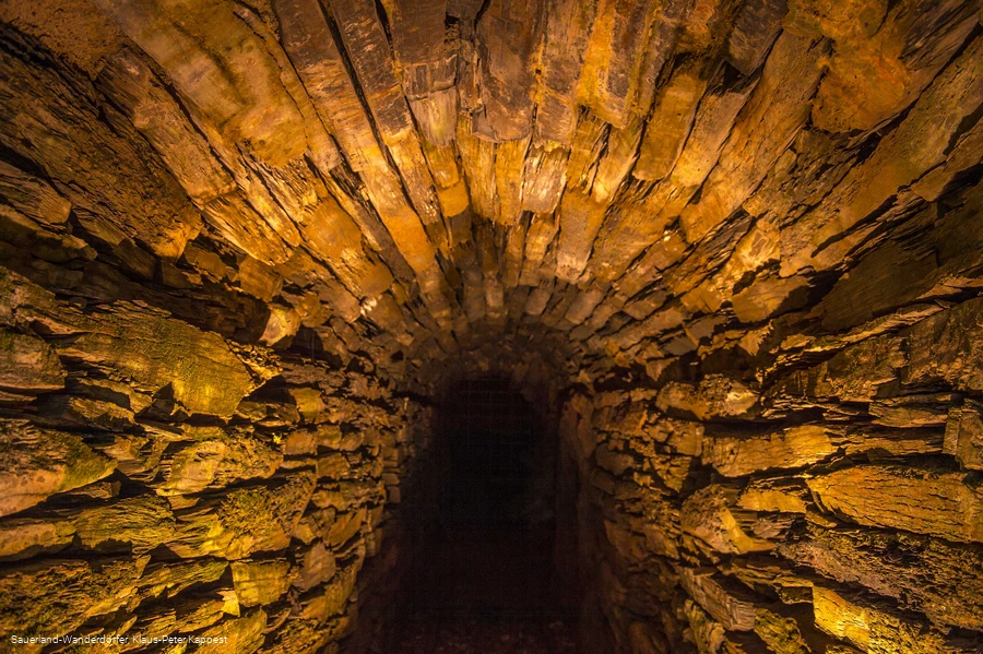 Beleuchtete Stollendecke im Philippstollen