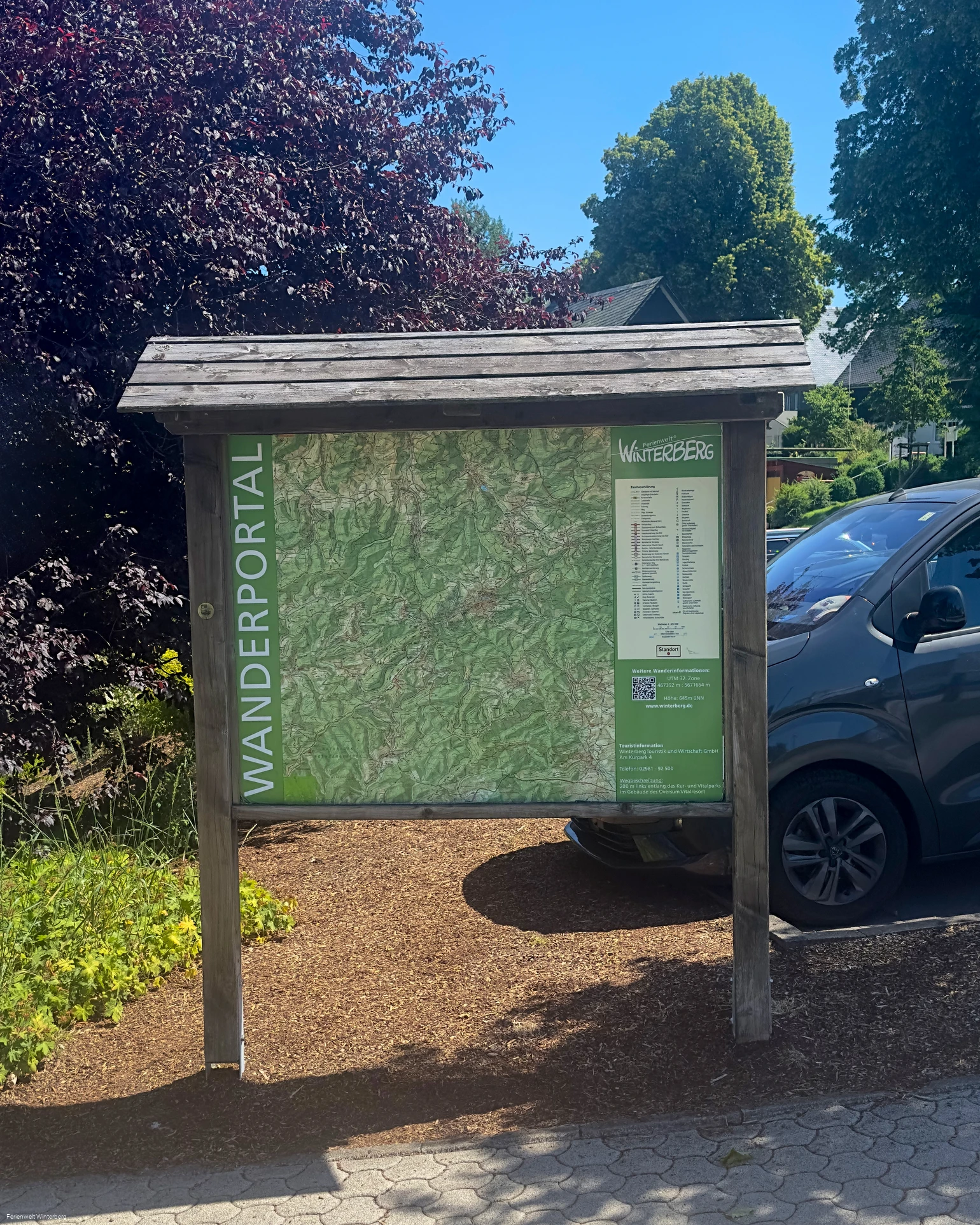 Informationstafel zu Wandermöglichkeiten in und um Winterberg.