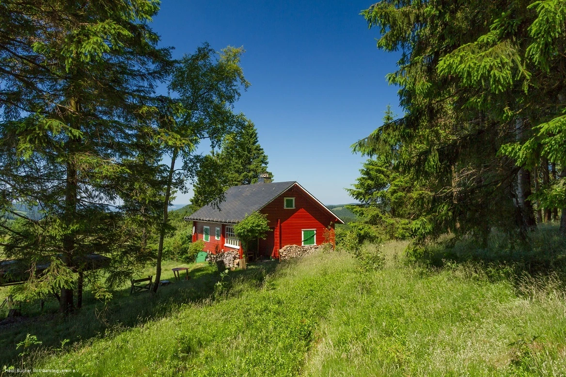 Rotes Haus am Rothaarsteig zwischen Lenneplätze und Langewiese